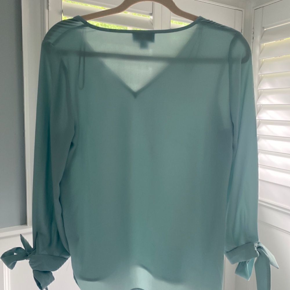 CeCe tie sleeve v-neck top - Picture 2 of 3